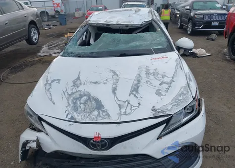 2021 Toyota Camry Le z USA, uszkodzony, nr VIN 4T1C11AK7MU594404